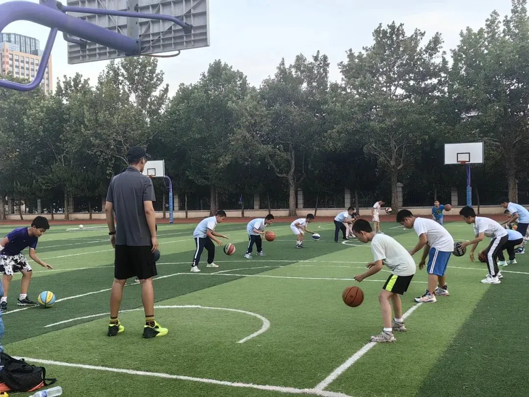 刻苦训练篮球时如何避免受伤的建议_0